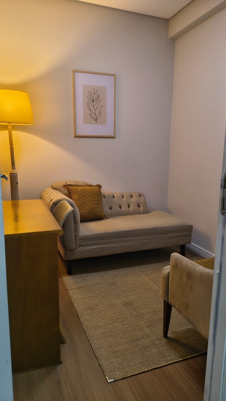 Sala 3 com divã, poltrona e luminária para psicanálise e psicoterapia