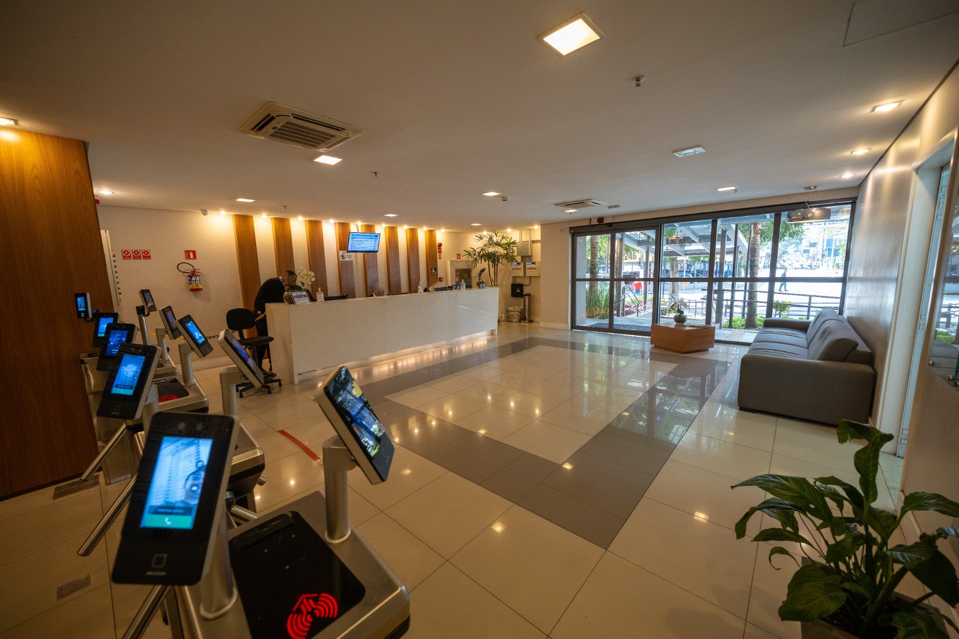 Recepção central do edifício com balcão de atendimento